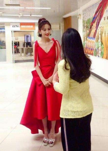 佟丽娅春晚私密照曝光！仙女本人美哭网友，这才叫“优雅端庄”