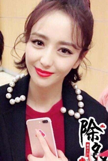 佟丽娅春晚私密照曝光！仙女本人美哭网友，这才叫“优雅端庄”