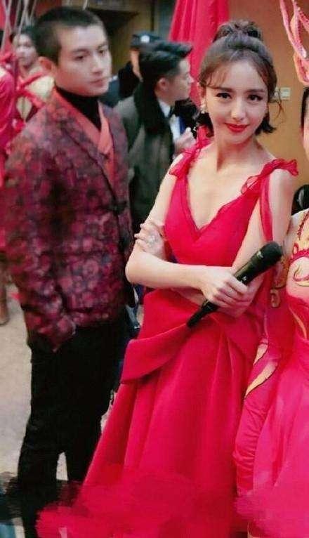 佟丽娅春晚私密照曝光！仙女本人美哭网友，这才叫“优雅端庄”