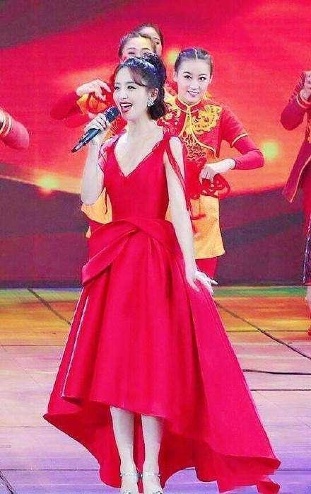 佟丽娅春晚私密照曝光！仙女本人美哭网友，这才叫“优雅端庄”