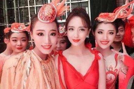 佟丽娅春晚私密照曝光！仙女本人美哭网友，这才叫“优雅端庄”