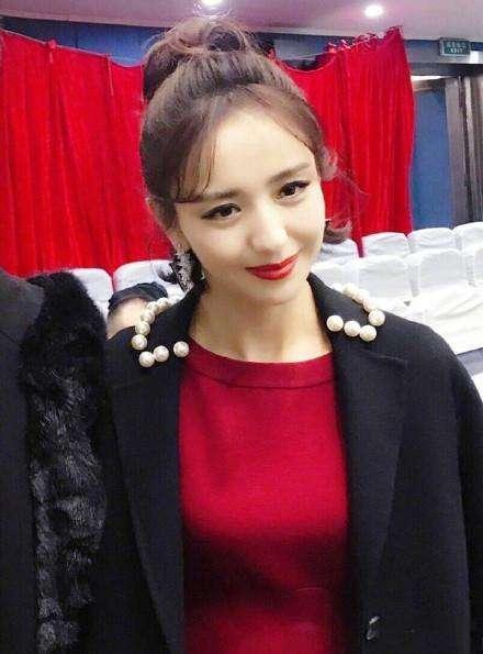 佟丽娅春晚私密照曝光！仙女本人美哭网友，这才叫“优雅端庄”