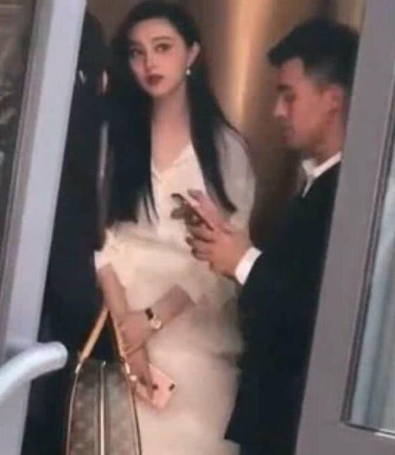 范冰冰的颜值是什么水平？看路人抓拍下生图，这颜值谁不羡慕