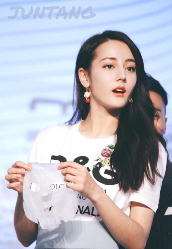 迪丽热巴替身的照片曝光了，长得好像！你们觉得谁更好看？