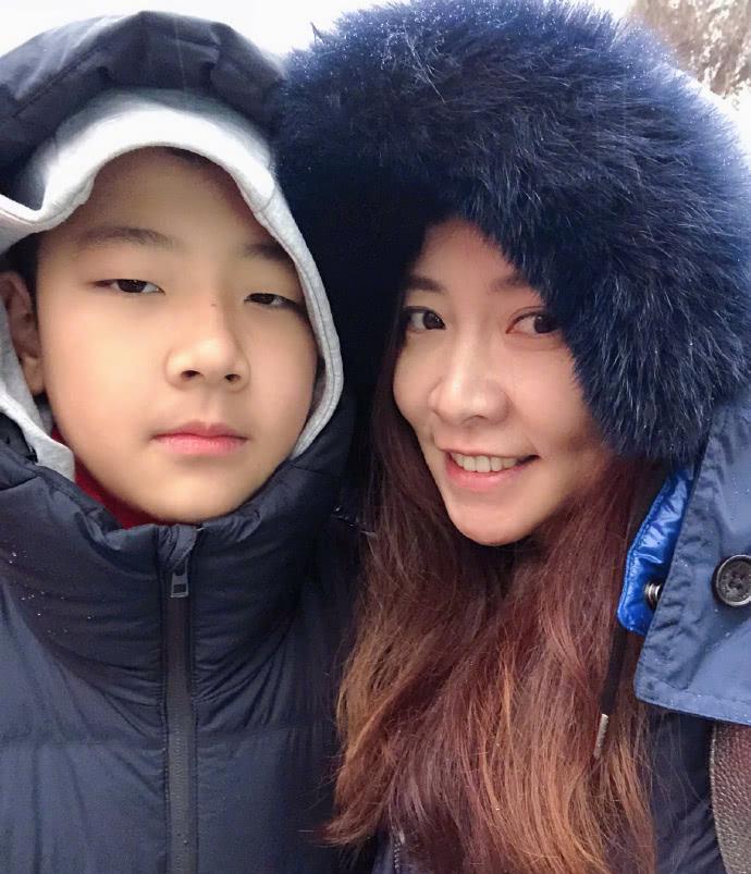郭涛老婆晒照为儿子庆生, 12岁石头表情酷呆了, 又白又瘦更