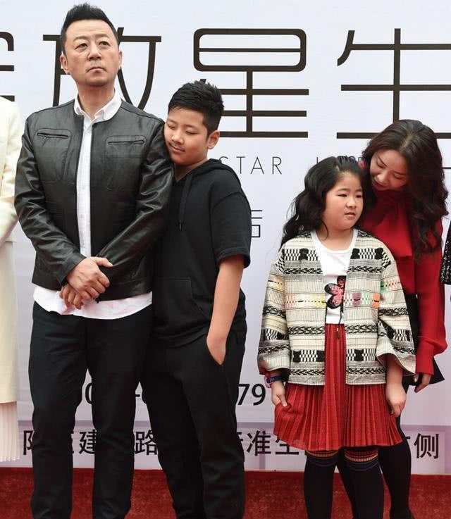 郭涛老婆晒照为儿子庆生, 12岁石头表情酷呆了, 又白又瘦更