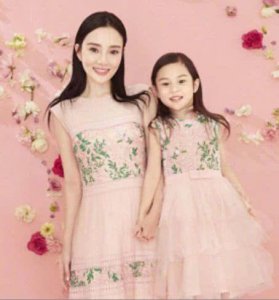 ​李小璐晒素颜自拍照，窈窕身材性感迷人，马甲线让人过目不忘