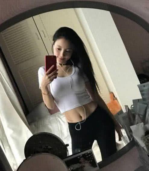 李小璐晒素颜自拍照，窈窕身材性感迷人，马甲线让人过目不忘