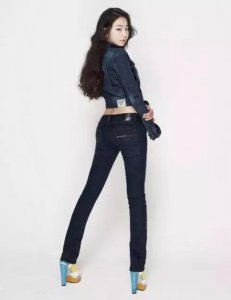 ​韩国女星比例超绝，脸小腿长视觉增高10cm