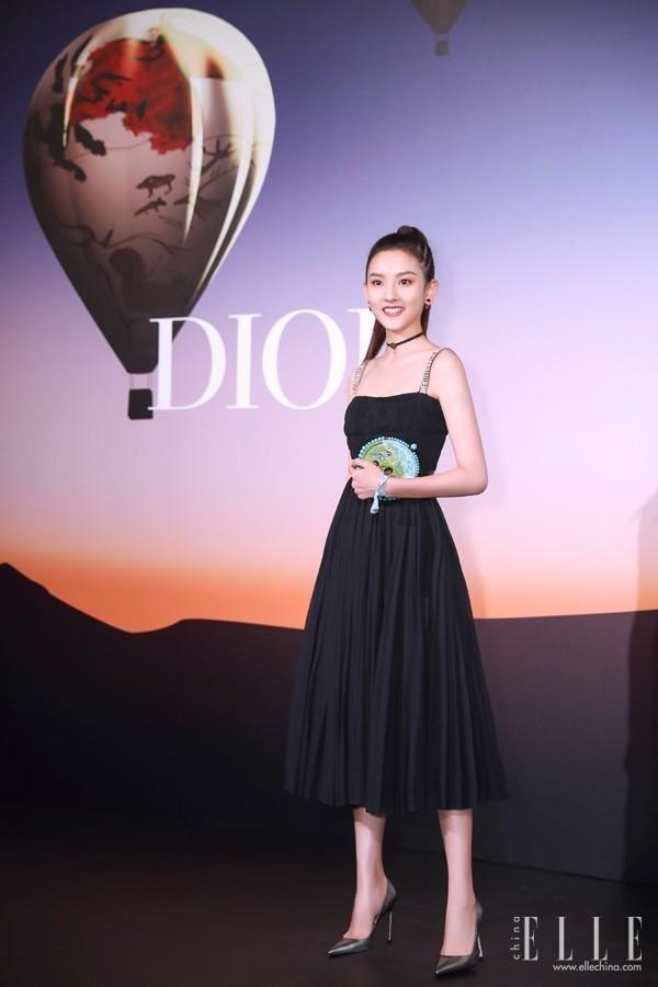 宋祖儿长大了真美啊，不过她这双腿才是真亮了！