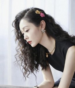​演员宋轶发布自己羊毛卷造型，引起网友的热议