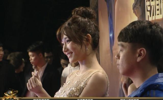 虎牙星盛典女主播红毯盘点：小熊好身材展露无疑！