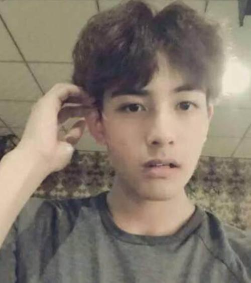 宋威龙称上学时没有人追？看到他的学生照，网友：要我我也不追！