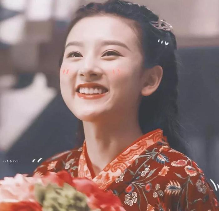 宋祖儿重现“哪吒”，搞怪表情萌翻路人，网友：吃可爱长大的吧！