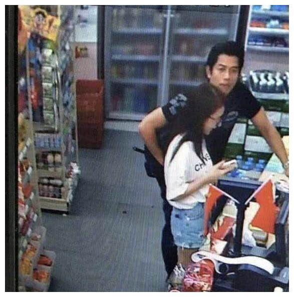郭富城带娇妻方缓买辣条，花式秀恩爱，网友大喊：要疯了！