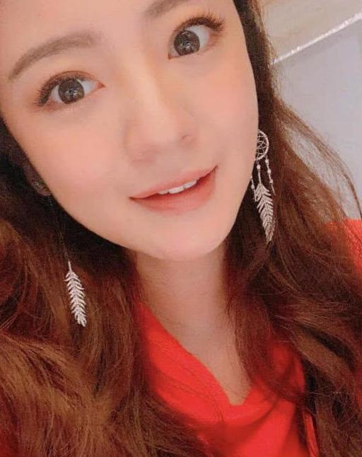 安以轩与老公陈荣炼同框送祝福恩爱不断，依偎在老公肩旁好有爱