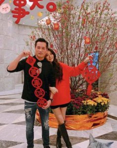 ​安以轩与老公陈荣炼同框送祝福恩爱不断，依偎在老公肩旁好有爱