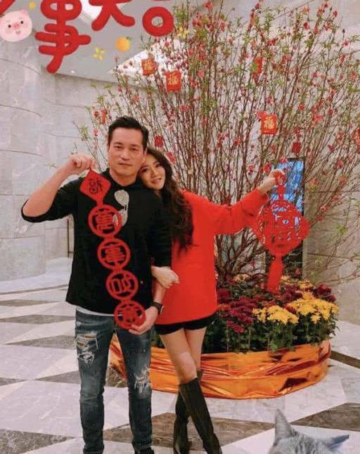 安以轩与老公陈荣炼同框送祝福恩爱不断，依偎在老公肩旁好有爱