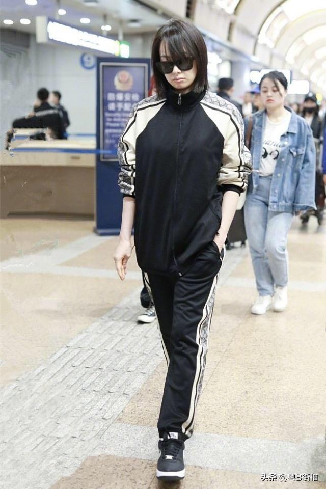 32岁宋茜一身黑运动服走机场惹争议，短发素面朝天像模样极了郑爽