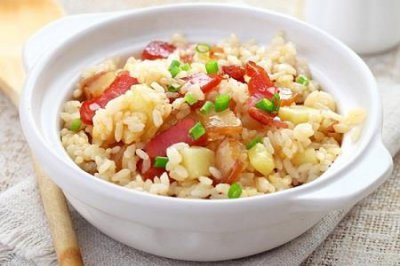 ​腊肉土豆焖饭怎么做 健康午餐制作方法