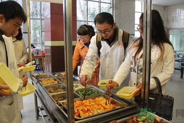 高校食堂惊现橙子炒肉