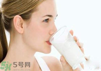 ​牛奶和羊奶哪个好？牛奶和羊奶哪个更有营养？