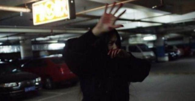 同样在《家有儿女》中饰演小雪，杨紫爆红，她却沦落到在车库挨打