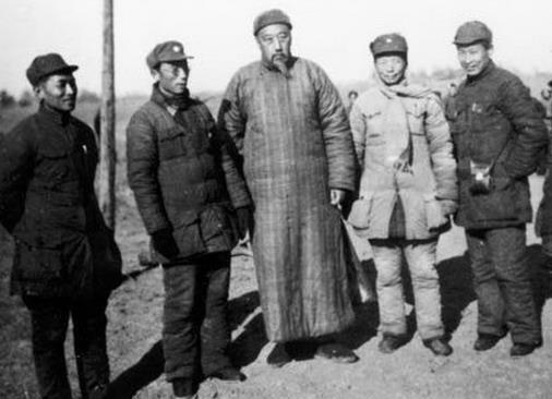 此人是开国上将军衔，粟裕称赞他很务实，其孙女现在娱乐圈很红