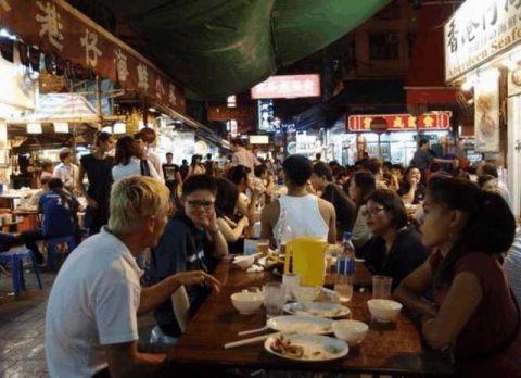 香港普通员工月薪有多少，为何年轻人都想跑去香港打工？