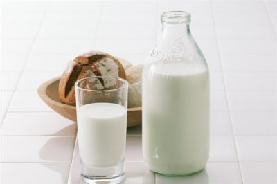 ​牛奶和奶粉哪个有营养哪个更好 牛奶和奶粉一样吗