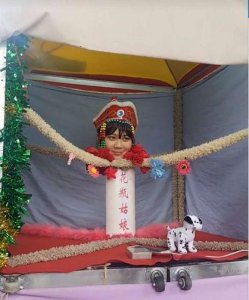 ​自称在花瓶中长大的姑娘，是奇人异事还是江湖骗术？你知道原理吗