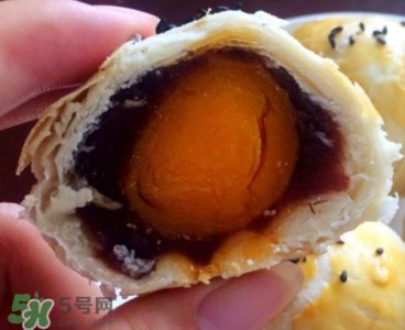 ​蛋黄酥可以用熟蛋黄吗？蛋黄酥用什么蛋黄好？