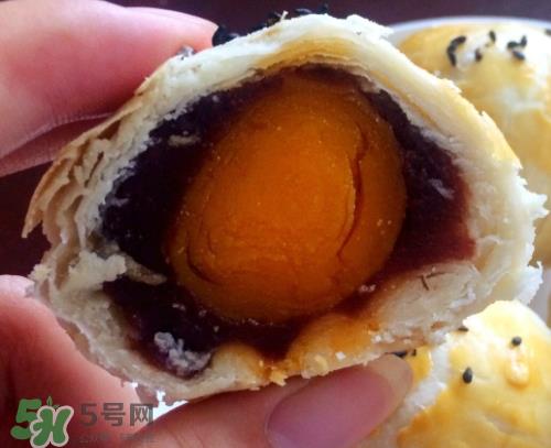 蛋黄酥可以用熟蛋黄吗？蛋黄酥用什么蛋黄好？