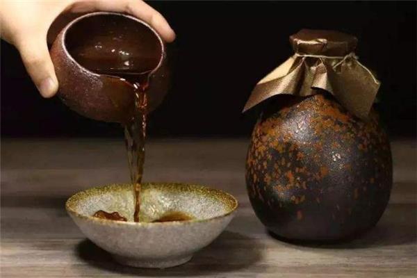 黄酒可以空腹喝吗 喝黄酒好还是白酒好