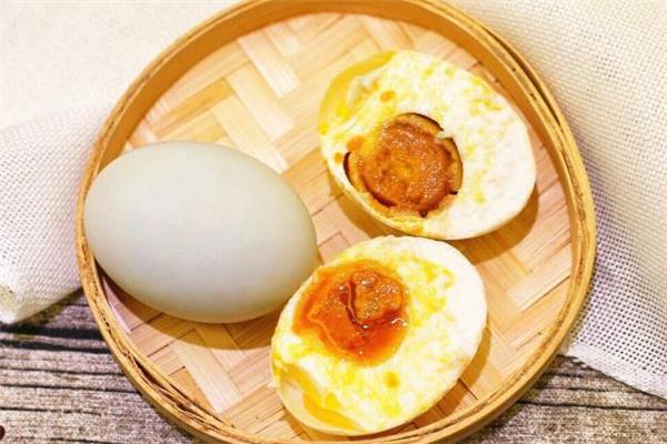 咸鸭蛋可以每天吃一个吗 每天一个咸鸭蛋对身体有害吗