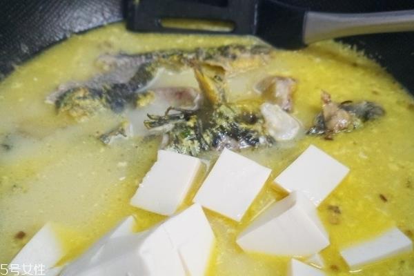 鱼汤要熬多久才变白 几分钟就变白