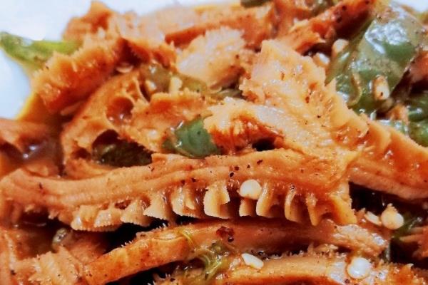 牛肚是什么颜色 看吃什么饲料