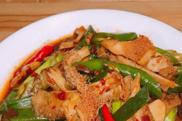 牛肚是什么颜色 看吃什么饲料