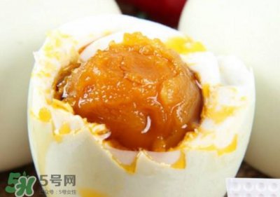 ​咸鸭蛋为什么会出油？咸鸭蛋为什么有油