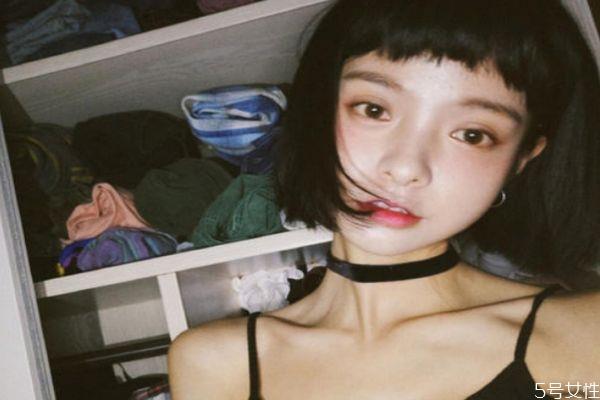 齐刘海老是往两边分咋办 中分久了齐刘海合不上