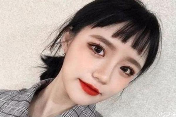 齐刘海老是往两边分咋办 中分久了齐刘海合不上