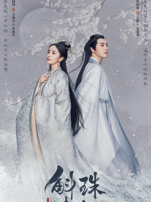 杨幂机场秀再度爆表！穿背心搭“哪吒裤”美得像小腰精
