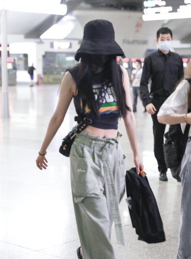 杨幂机场秀再度爆表！穿背心搭“哪吒裤”美得像小腰精