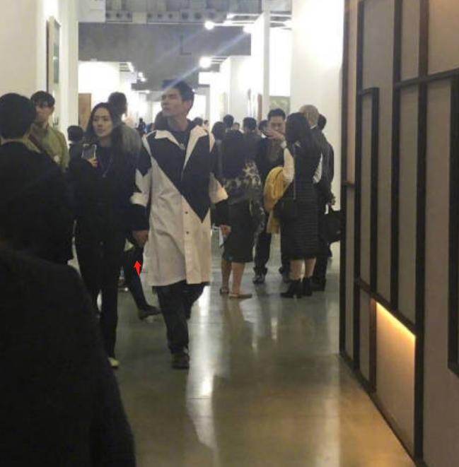 向太圆梦了？向佐郭碧婷甜蜜牵手疑恋情曝光，男方回应意味深长