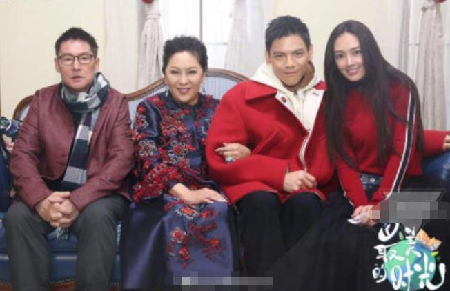 向太圆梦了？向佐郭碧婷甜蜜牵手疑恋情曝光，男方回应意味深长