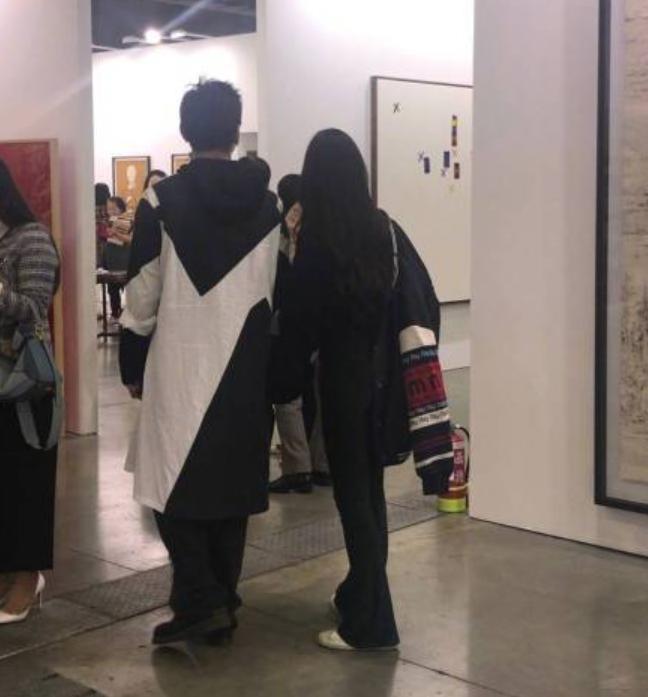 向太圆梦了？向佐郭碧婷甜蜜牵手疑恋情曝光，男方回应意味深长