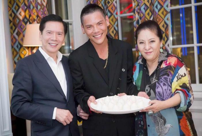 向太圆梦了？向佐郭碧婷甜蜜牵手疑恋情曝光，男方回应意味深长