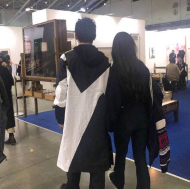 向太圆梦了？向佐郭碧婷甜蜜牵手疑恋情曝光，男方回应意味深长