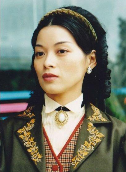 下药、迷奸、失身、沦落街头，这个童年女神的遭遇惨过苦情女主！
