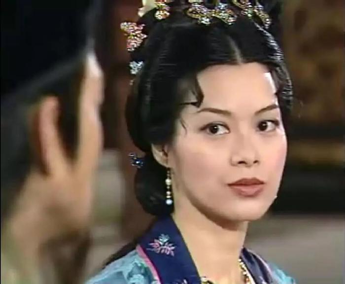 下药、迷奸、失身、沦落街头，这个童年女神的遭遇惨过苦情女主！